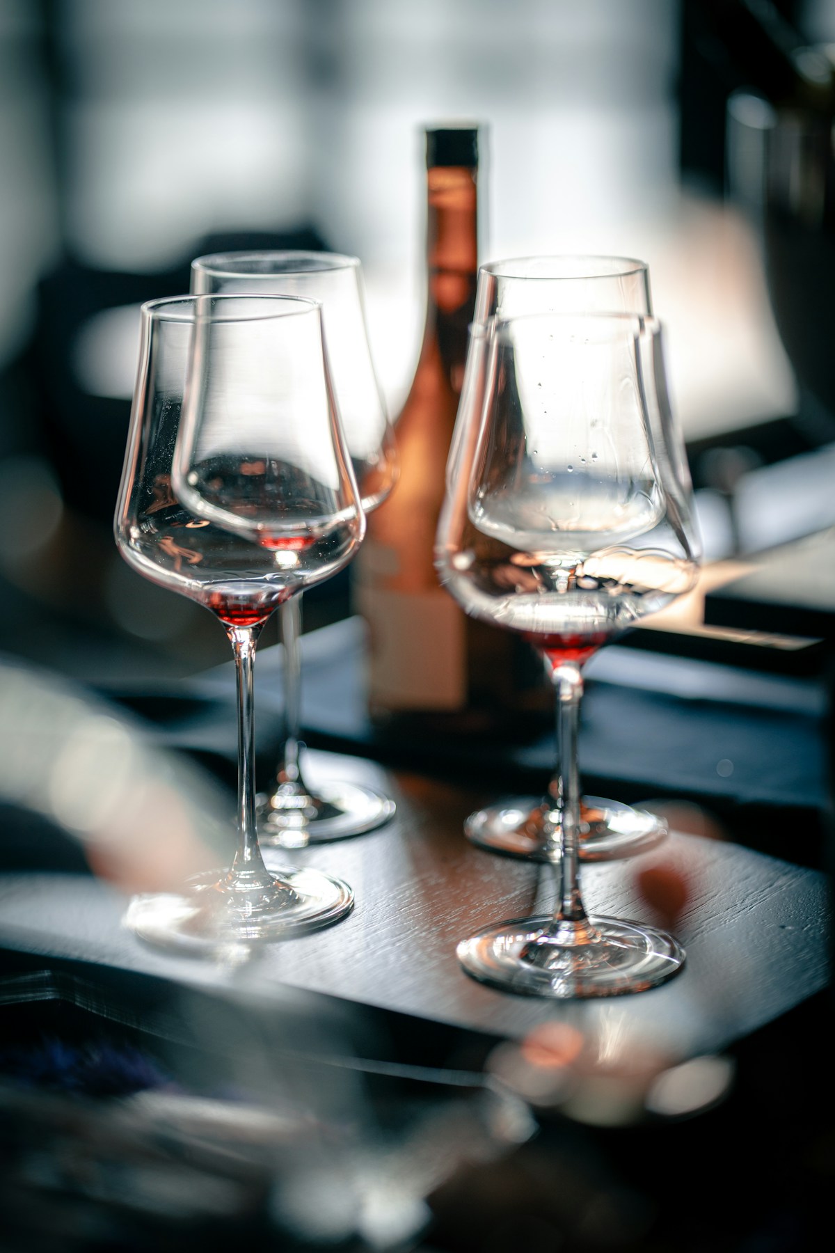 Tre glas vin på et bord